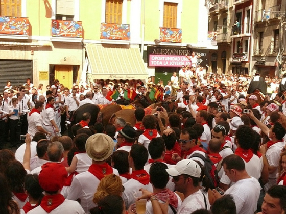El rojo y blanco tiñe las calles de Pamplona en San Fermín