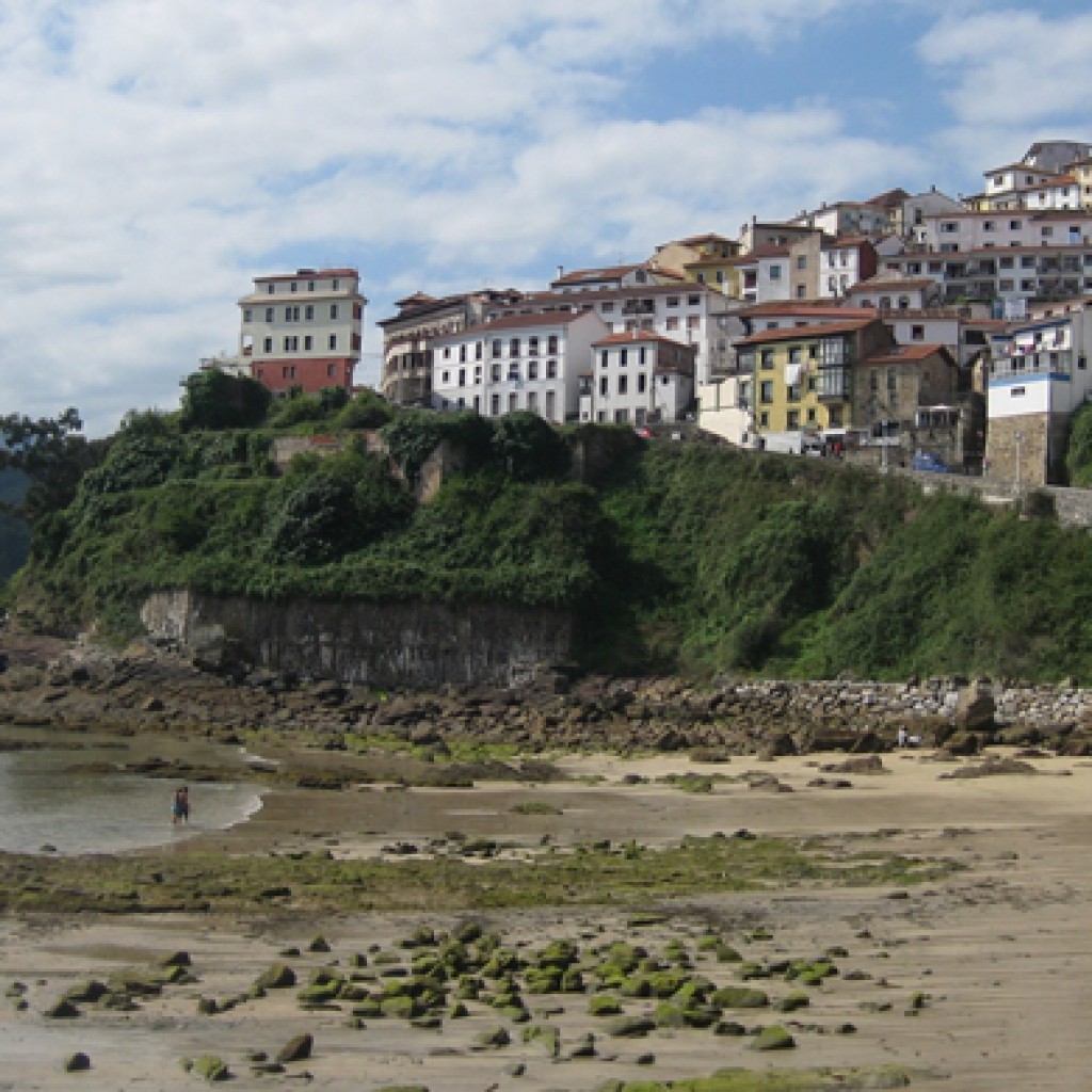 Vista de Lastres desde la playa. Francisco José Blanco Arcos (Flickr)