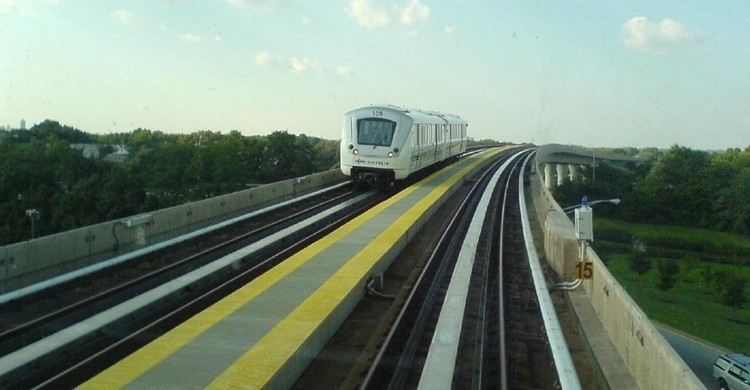 Imagen del Air Train que enlaza el JFK con Jamaica Station, de la red de metro. TijsB (Flickr)