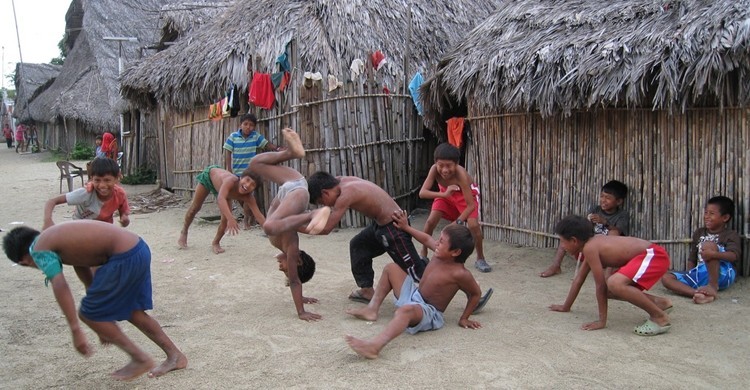 Niños jugando en Kuna, Panamá. Kent MacElwee (Flickr).