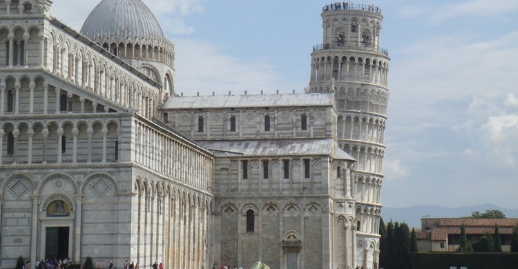 Conjunto arquitectónico de Pisa con la torre al fondo. Francisco Antunes (Flickr).