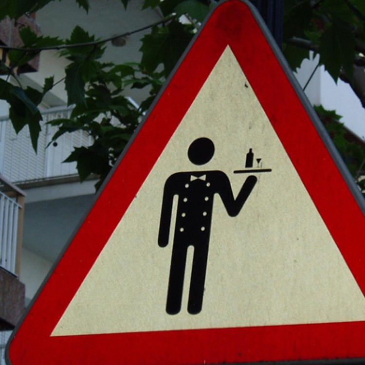 Señal de cuidado con los camareros. Agrega2. Ministerio de Educación y Cultura. 