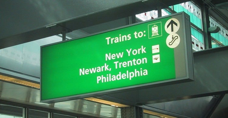Indicaciones en Newark para tomar el tren a Nueva York. Ferrous Büller (Flickr)