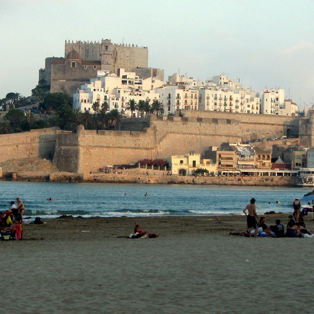 Playa de Peñíscola con el castillo del Papa Luna al fondo. Erik Cleves Kristensen (flickr)