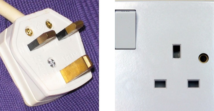 Enchufe de tipo G. Basic_earth_pin_operated_shutter_socket.jpg: Deucharman (talk).Original uploader was Deucharman at en.wikipediaderivative work: Maca eglarest (talk) - Basic_earth_pin_operated_shutter_socket.jpg. Disponible bajo la licencia Dominio público vía Wikimedia.
