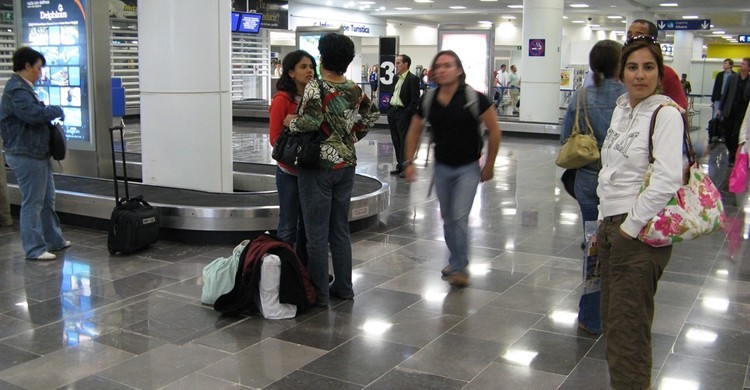 Pasajeros esperando sus maletas. Christian Córdova (Flickr)