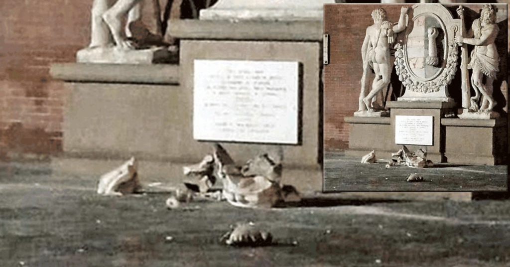 Estatua de Los Dos Hércules destrozada (Twitter/@Corriereit)
