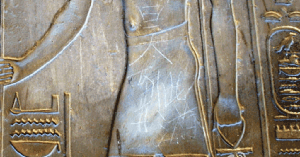 Rayan Relieve de Templo de Luxor (red social weibo)