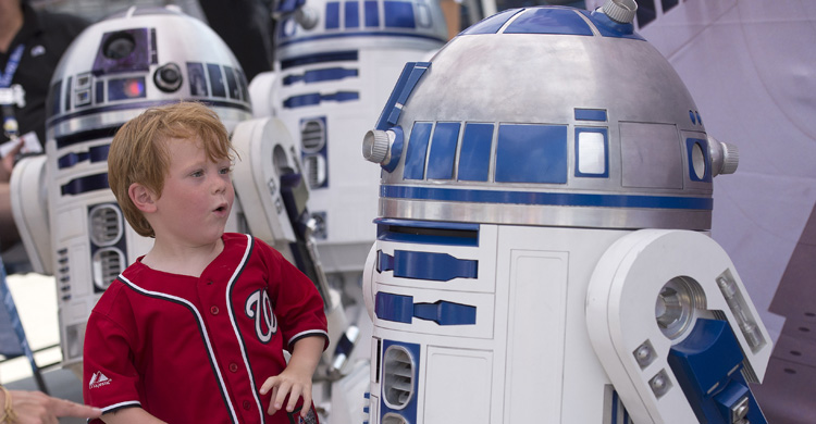 Niño con R2-D2. Kevin Dietsch (Upi)