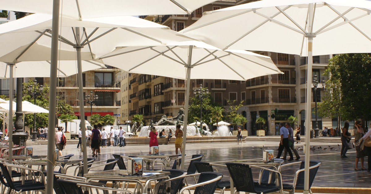 Terrazas en la Plaza de la Virgen (fourthandfifteen-Flickr)