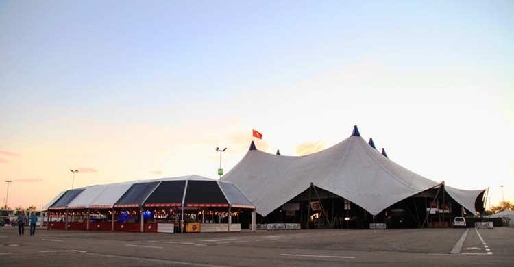 Carpas en las Fiestas del Pilar, antes de que llegue la gente. (Aracarpas).