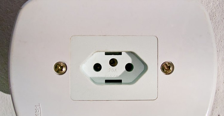 Enchufe de tipo N. Fasouzafreitas - Trabajo propio. Disponible bajo la licencia CC BY 3.0 vía Wikimedia Commons.