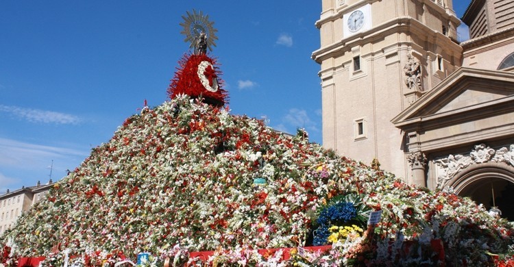 La Virgen del Pilar, cubierta de flores. Fernando (Flickr).