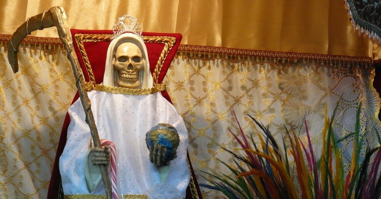 Altar mayor a la Santa Muerte. issa (Flickr)