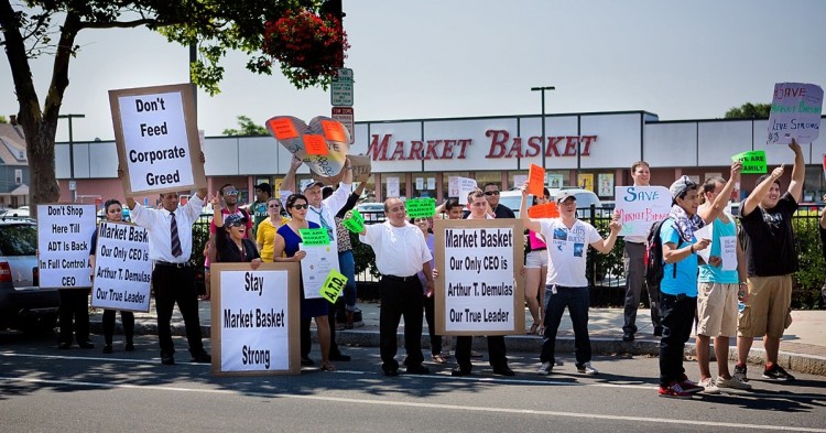 Manifestación a las puertas de Market Basket. (http://cognoscenti.wbur.org/)