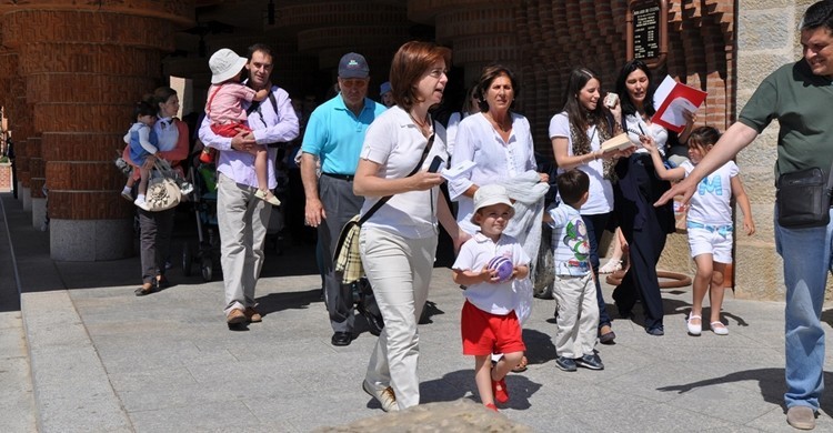 Padres con sus hijos en Zaragoza. Santuario Torreciudad (Flickr).