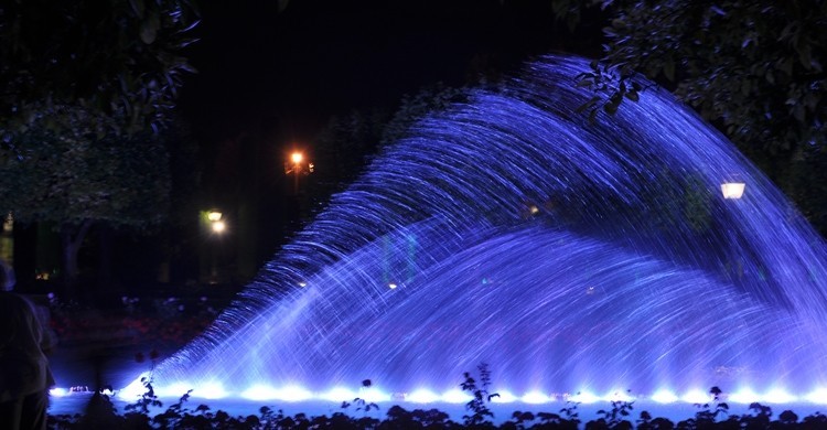 Imagen de un espectáculo de agua y luz. (Wikipedia).