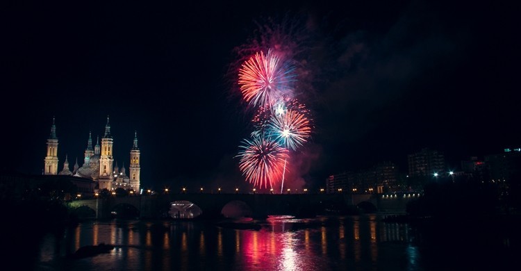 Fuegos artificiales junto a la Basílica del Pilar. Juanedc.com (Flickr).