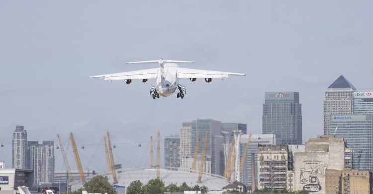London City Airport junto a Canary Wharf y Arena O2