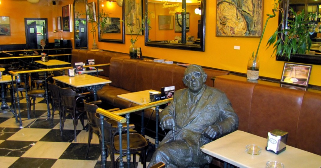Estatua de Torrente Ballester en el Café Novelty, Salamanca