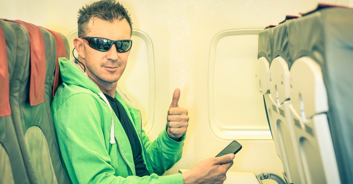 También es recomendable no tocar las revistas de los respaldos (iStock)