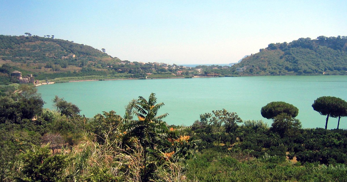 Lago del Averno (Italia). Getdirectlydown (Flickr)