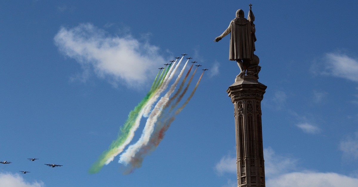 Exhibición militar aérea en la celebración del 12 de octubre en Madrid (iStock)