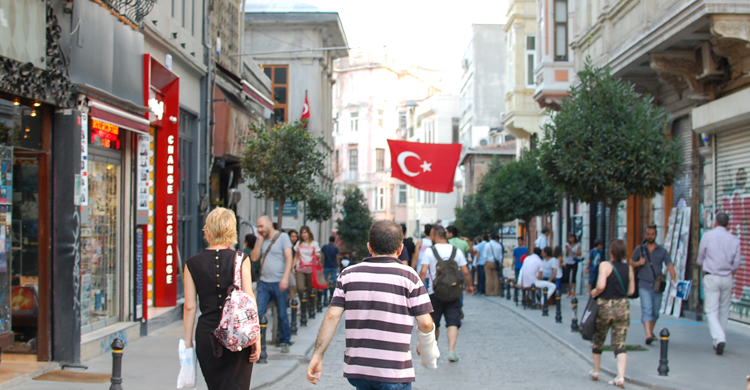 Istiklal Caddesi (Emilio Leighton V)