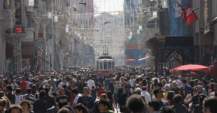 avenida de İstiklal o avenida de la Independencia (https://commons.wikimedia.org/)
