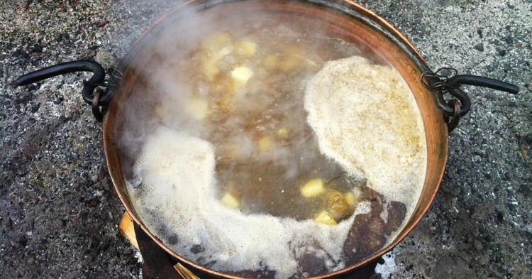 Preparación de una escudella catalana en unas fiestas populares. Daniel García Peris (Flickr).