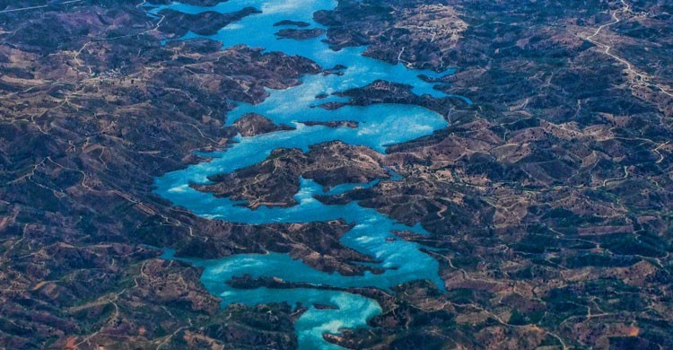 Río Odeleite, Portugal (karmadecay.com)