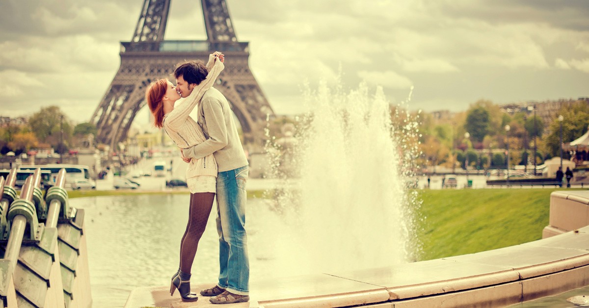 Pareja frente a la Torre Eiffel en París (iStock)