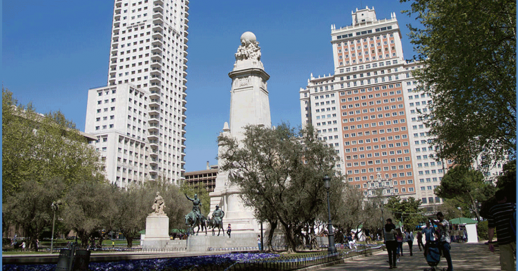 Plaza de España (https://commons.wikimedia.org/wiki/User:Kadellar)