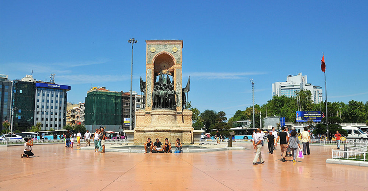Plaza Taksim (https://commons.wikimedia.org/wiki/User:1Veertje)