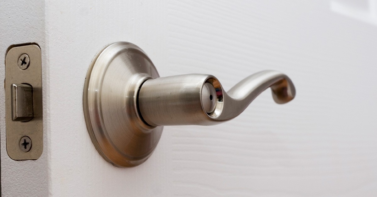 Es bueno agarrar el pomo de la puerta del baño con papel higiénico (iStock)