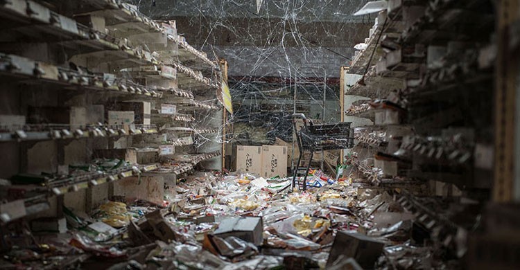 Tiendas desiertas en Fukushima (Autor: pooniesinski.pl)