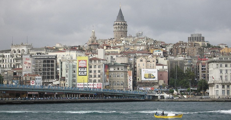 Torre y Puente de Galata (https://commons.wikimedia.org/wiki/File:Galata_karakoy.jpg)