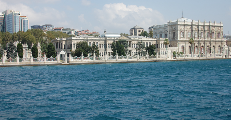 Travesía por el Bósforo - Palacio Dolmabahçe (Emilio Leighton V)