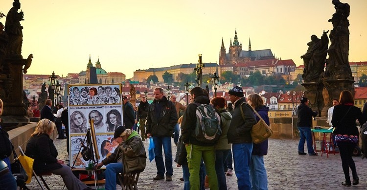 Puente de Carlos en Praga, con sus estatuas a los lados. Moyan Brenn (Flickr)
