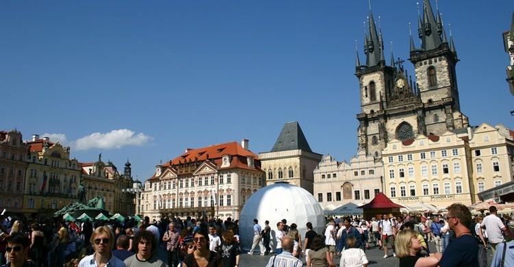 Turistas en la plaza de la Ciudad Vieja. Daniel Means (Flickr)