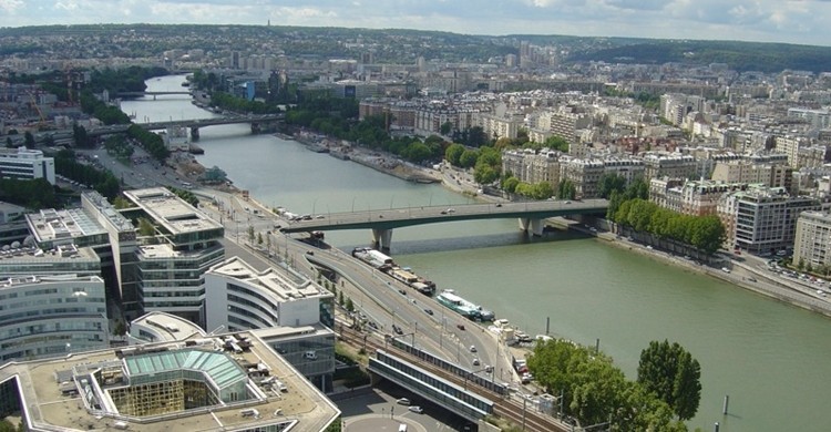 Vista del río Sena separando París de Boulogne-Billancourt .«Seine Paris Boulogne» de Thierry from Le Plessis Robinson, France - Paris and Boulogne-Billancourt. Disponible bajo la licencia CC BY 2.0 vía Wikimedia Commons - https://commons.wikimedia.org/wiki/File:Seine_Paris_Boulogne.jpg#/media/File:Seine_Paris_Boulogne.jpg