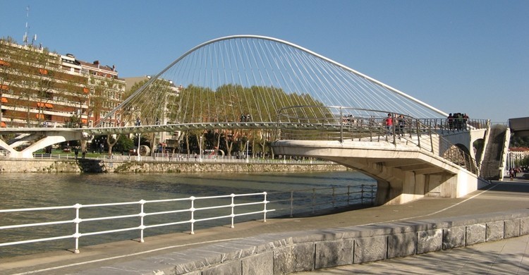 Puente de Zubi Zuri, de Santiago Calatrava. Tnarik Innael (Flickr)
