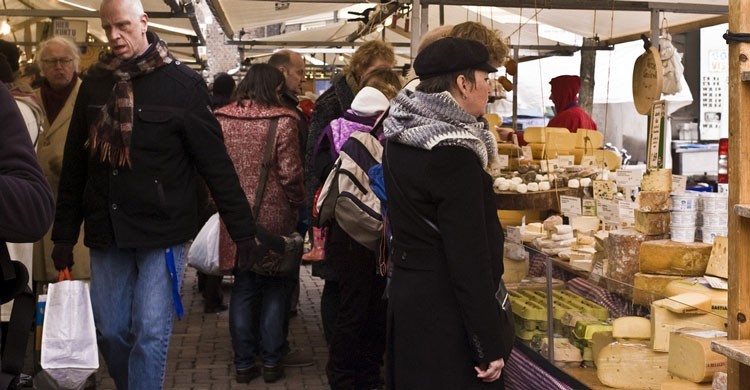 Visitantes a Noordermarkt haciendo sus compras. Tavallai (Flickr)