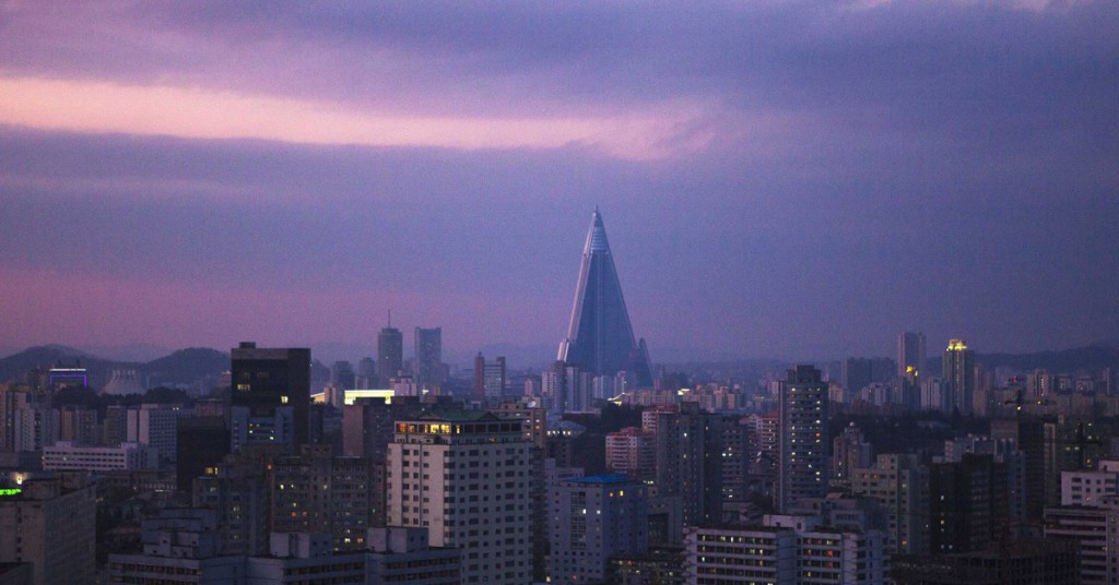 Al fondo el hotel Ryugyong (Gtresonline)