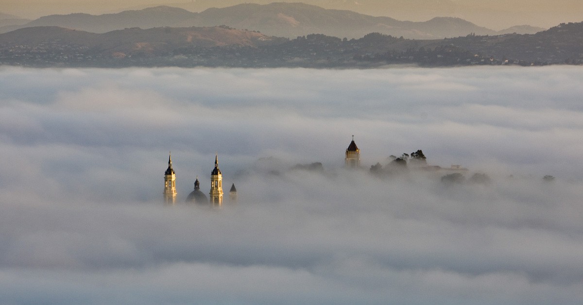 ¡Las nubes molan!: 10 ciudades vistas bajo la niebla