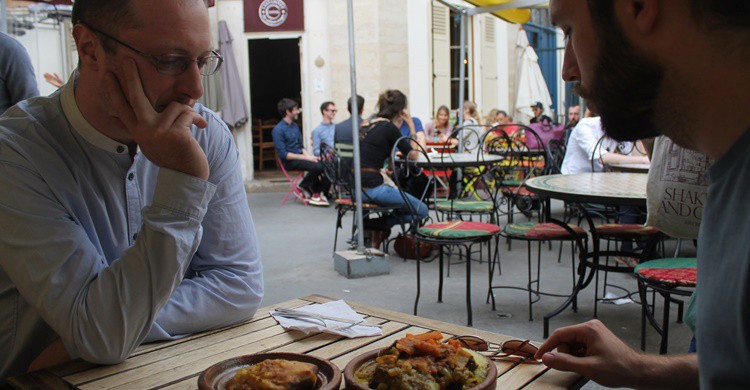 Dos turistas disfrutan de comida marroquí en el Marché des Enfants Rouges. Connie Ma (Flickr)