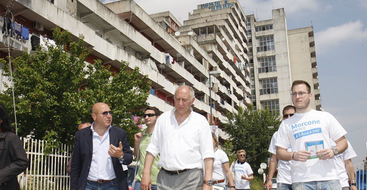 Un político italiano se pasea por las calles de Scampia. Fijaos en los edificios. Mario Morcone (Flickr)