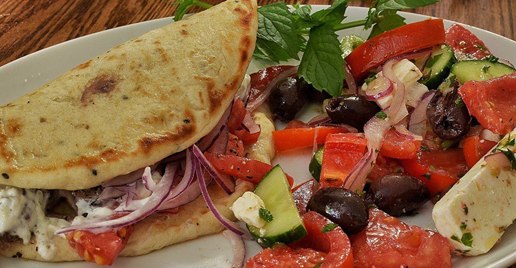 Gyros con ensalada griega. Jeffreyw (Flickr)