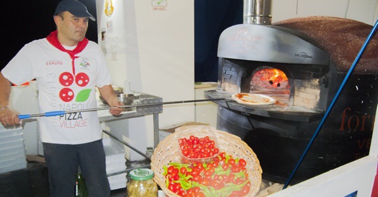 Napolitano preparando pizza. Fiore S. Barbato (Flickr)