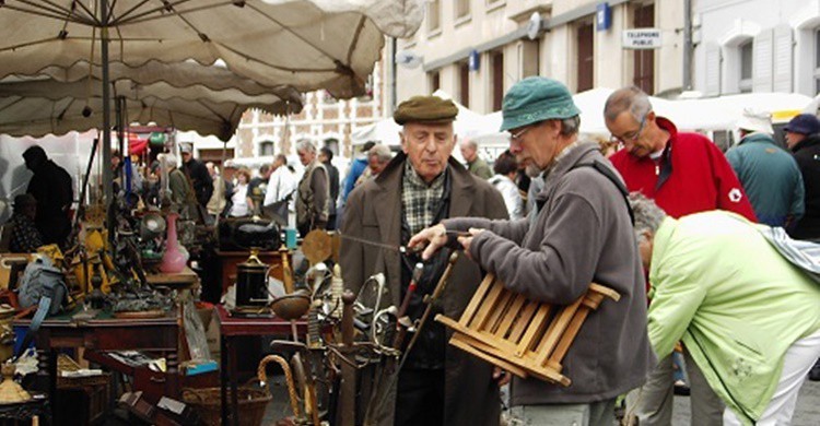 Buscando antigüedades en el mercado de Montreuil. J Marsh (Flickr)